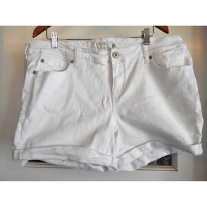Torrid Jean Shorts Womens Size 18White Denim 5 Pocket Stretch Mid Rise First fit